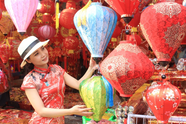 HCM City street full of colourful decorative items - 5