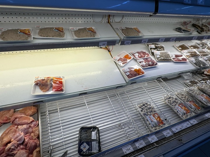 Hanoians stock up on necessities as Typhoon Yagi nears - 3