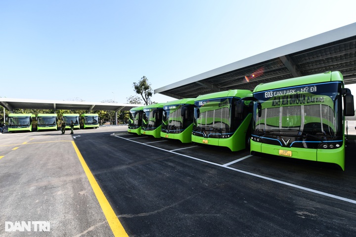 First electric bus route opens in Hanoi - 1