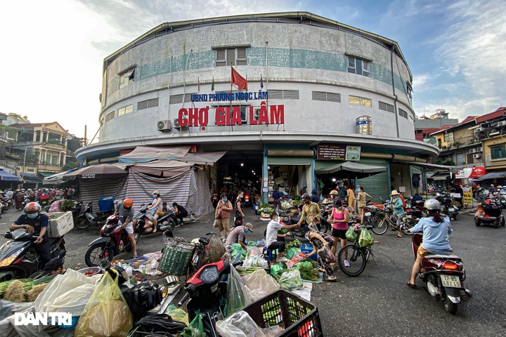 Hanoi streets deserted on the first day of social distancing - 12