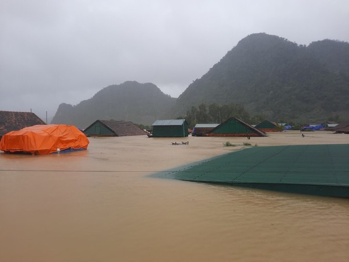 Helicopter to provide flood-hit areas in Quang Binh - 1 Helicopter to provide flood-hit areas in Quang Binh - 1
