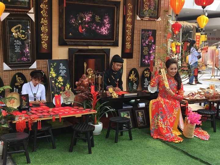Traditional calligraphy markets open for Tết - 1 Traditional calligraphy markets open for Tết - 1