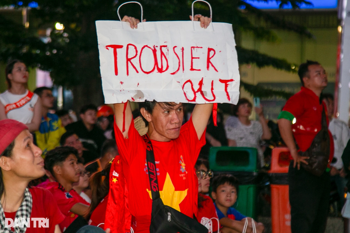 Vietnam football fans disappointed following Indonesia defeat - 5