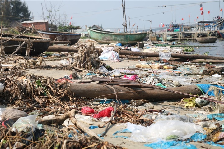 Litter covers beach near Hoi An Town - 2