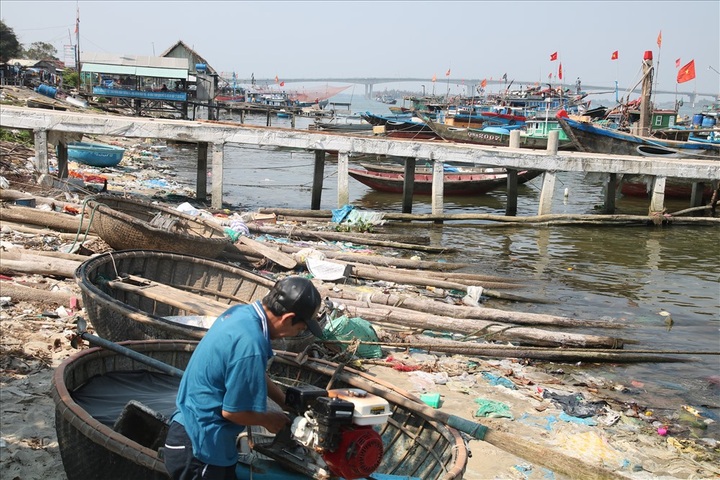 Litter covers beach near Hoi An Town - 5