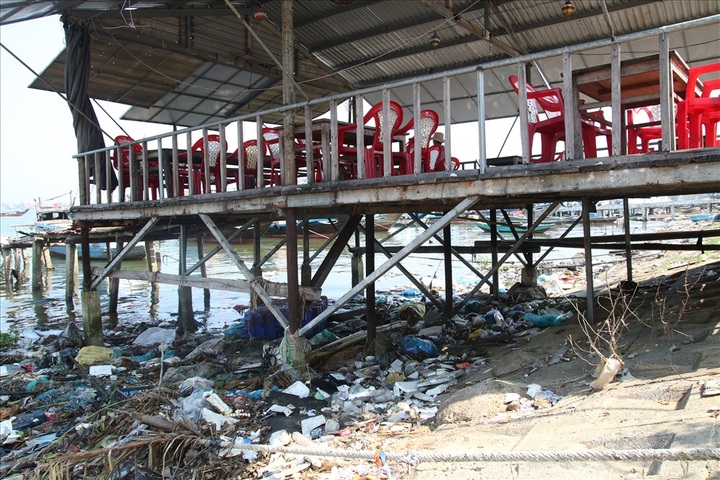 Litter covers beach near Hoi An Town - 4