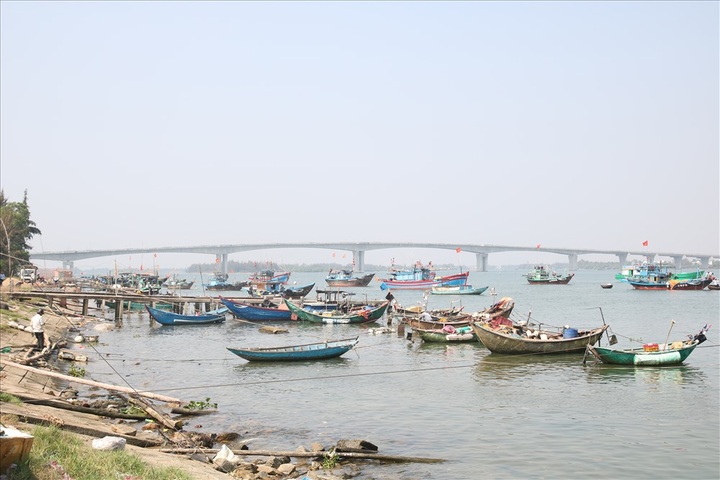 Litter covers beach near Hoi An Town - 6