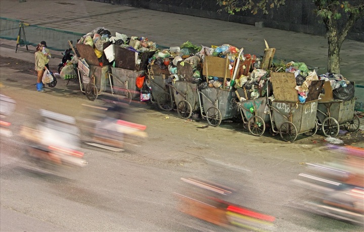 Sanitary workers hurry to clean up Hanoi streets after dump site blockage - 2