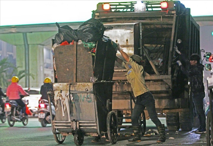 Sanitary workers hurry to clean up Hanoi streets after dump site blockage - 4
