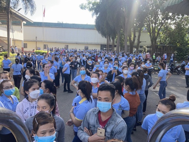Thousands of workers strike as company delays salary payment - 1