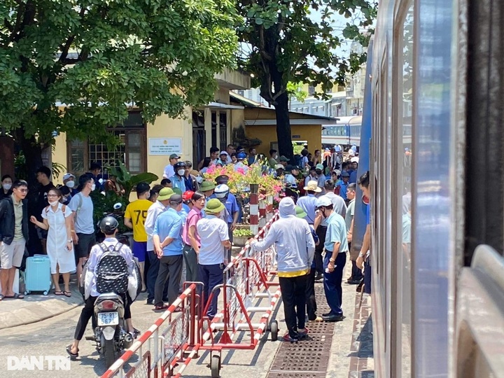 Train derails in Hue - 2 Train derails in Hue - 2