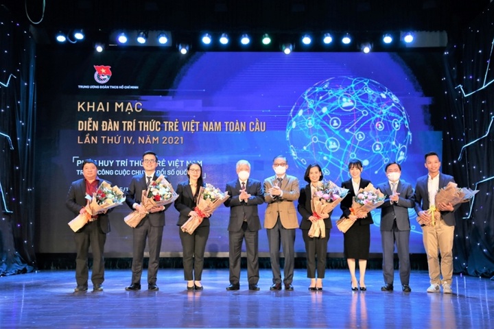 Global forum gathers nearly 200 young Vietnamese intellectuals - 1