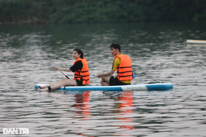 Hue’s Huong River offers relief amid scorching weather - 4