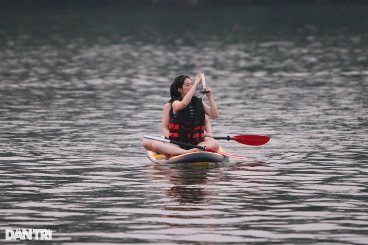 Hue’s Huong River offers relief amid scorching weather - 5
