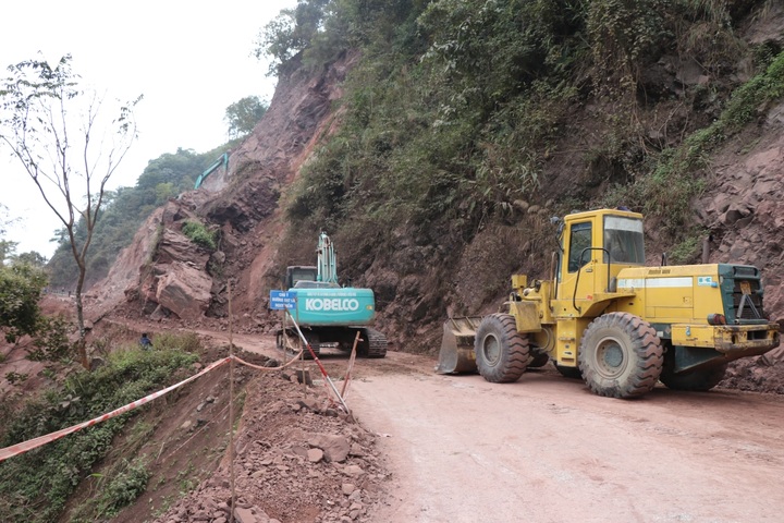 Landslide isolates Dien Bien districts - 1