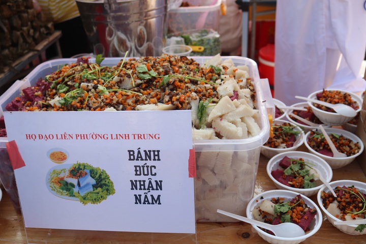 HCM City market uses leaves instead of money - 3