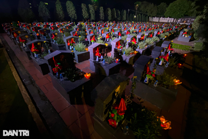 Candles lit to commemorate war dead - 14