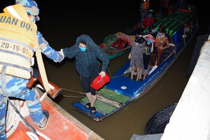 Eight women caught illegally entering Vietnam from Cambodia - 1 Eight women caught illegally entering Vietnam from Cambodia - 1