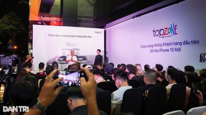 Thousands queue overnight to buy iPhone 15 - 1 Thousands queue overnight to buy iPhone 15 - 1