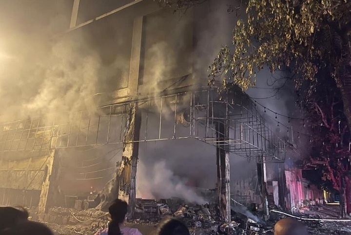 Six people die in Nghe An tearoom fire - 1