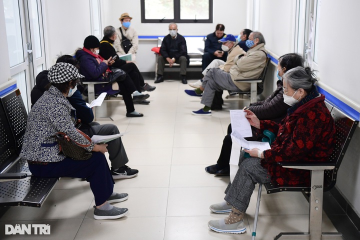 Hanoi hospitals serve more patients amid cold weather - 2 Hanoi hospitals serve more patients amid cold weather - 2