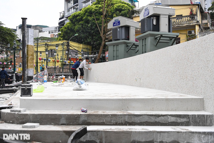 Hanoi quickens night food street setup - 2