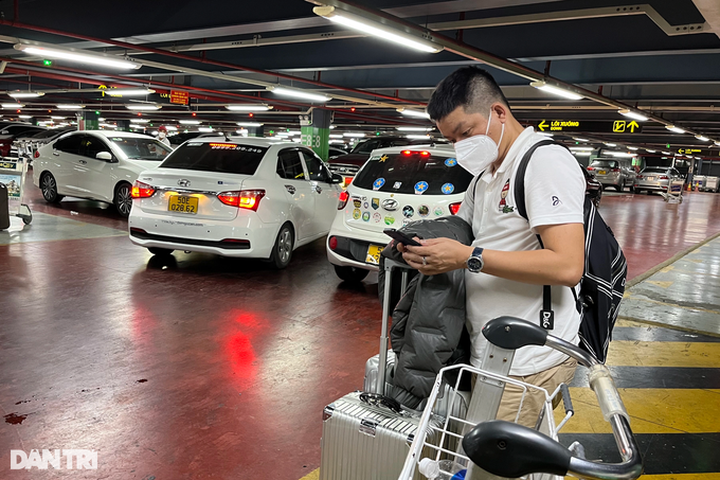 Ride-hailing apps change pick-up lane at Ho Chi Minh City airport - 1