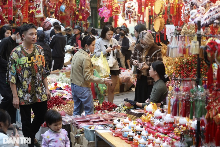 Hanoi flower market bustles as Tet nears - 13 Hanoi flower market bustles as Tet nears - 13