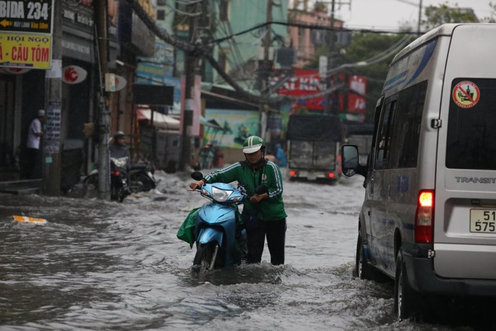 HCM City continues facing flooding - 1