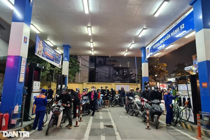 Hanoians rush to buy petrol due to impending price rise - 4
