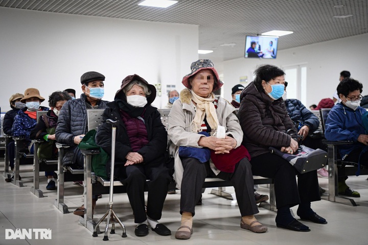 Hanoi hospitals serve more patients amid cold weather - 4 Hanoi hospitals serve more patients amid cold weather - 4