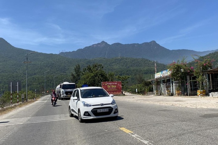 Drivers complain about Hai Van Tunnel toll fee rise - 1