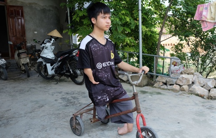 Helpful boy passes tough competition to medical university - 2