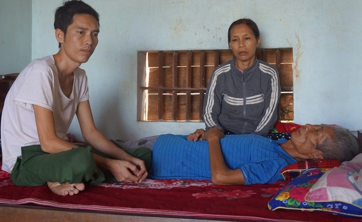 Nghe An woman calls for help for terminally-ill husband and son - 1 Nghe An woman calls for help for terminally-ill husband and son - 1
