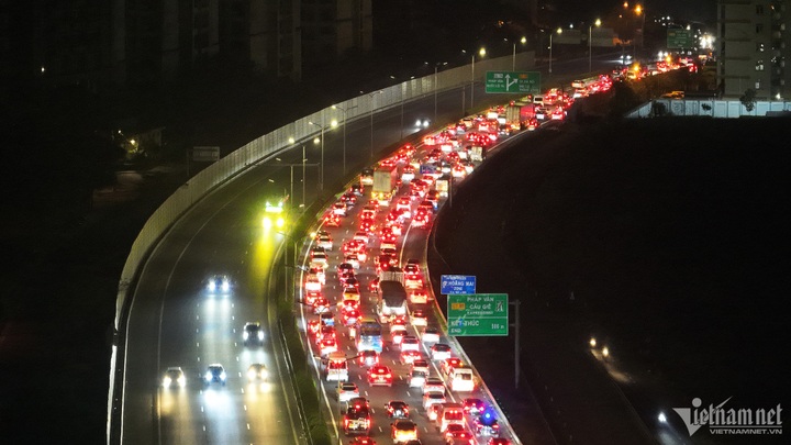 People struggle with traffic jams despite returning to Hanoi at night - 1