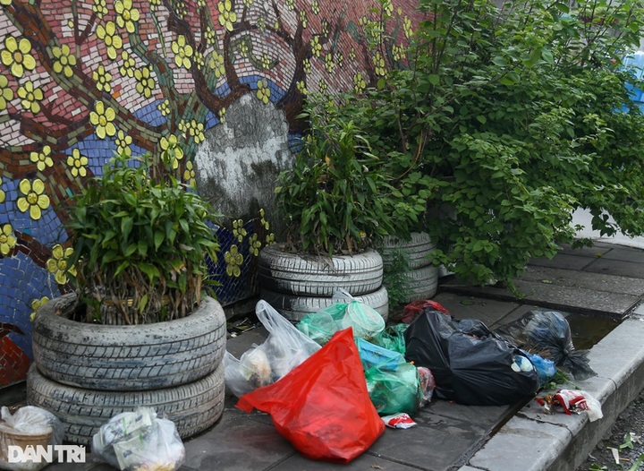 Hanoi ceramic road severely deteriorated - 2
