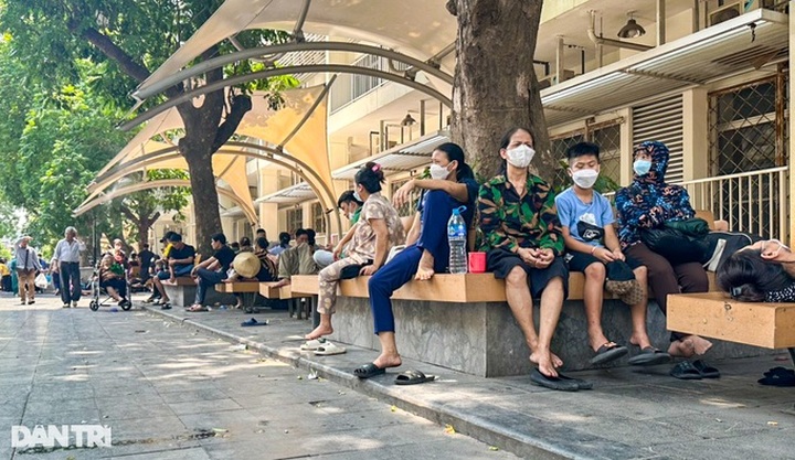 People struggling with scorching heat at Hanoi hospital - 1