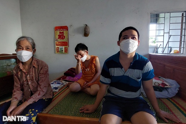 Elderly woman needs help to support ill sister and injured son - 1