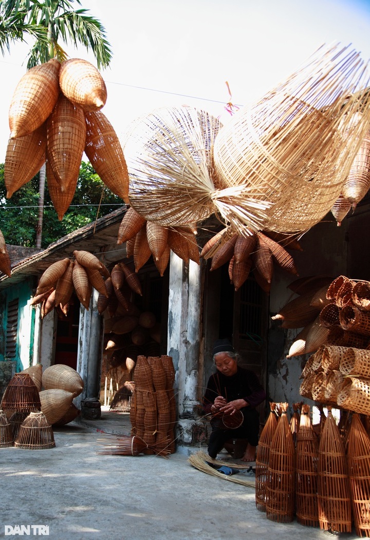 Hung Yen's 200-year-old fish trap weaving craft - 4 Hung Yen's 200-year-old fish trap weaving craft - 4
