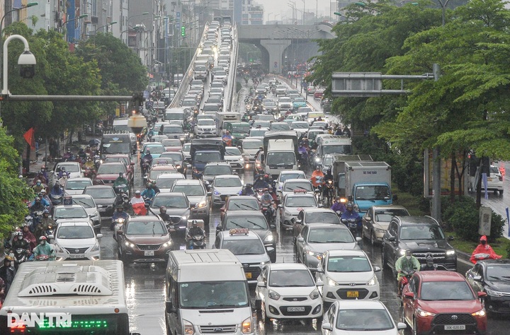 Hanoi streets face serious congestion following heavy rain - 1 Hanoi streets face serious congestion following heavy rain - 1