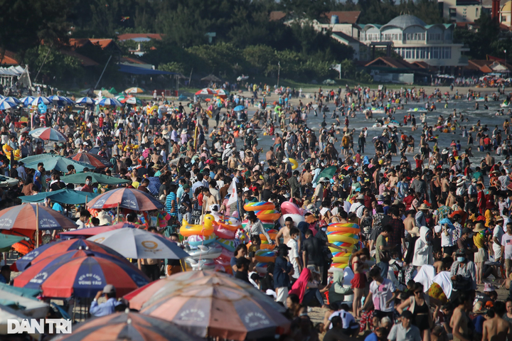 Crowded Vung Tau Beach on National Day Holiday - 1 Crowded Vung Tau Beach on National Day Holiday - 1