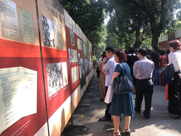 Exhibition introduces President Hồ Chí Minh’s signatures, autographs - 2 Exhibition introduces President Hồ Chí Minh’s signatures, autographs - 2