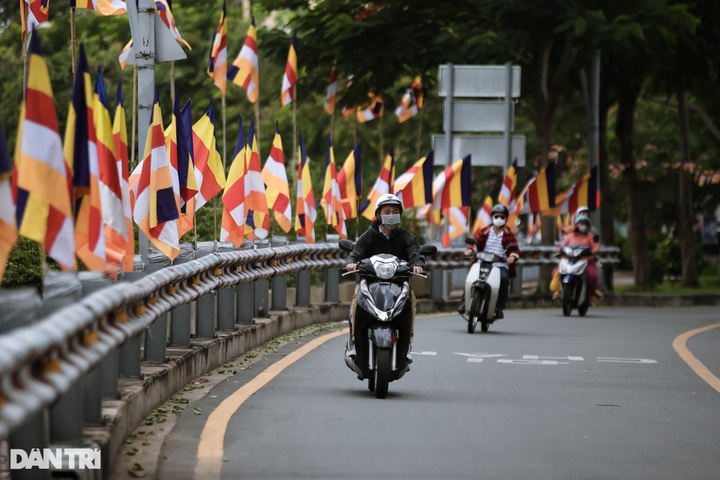 HCM City decorated to mark Buddha's birthday - 2 HCM City decorated to mark Buddha's birthday - 2