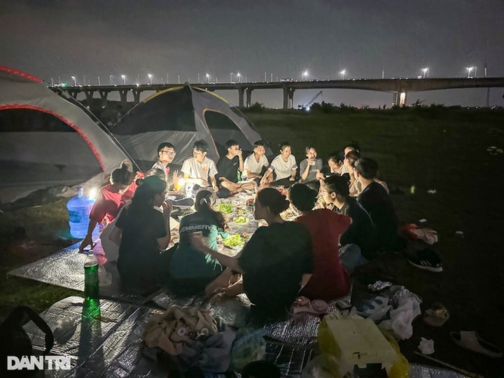 Hanoians flock to supermarkets, parks to escape heat wave - 5