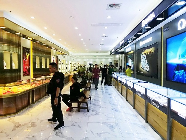 Fake luxury brands seized at shopping centre - 1