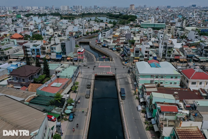 Tonnes of rubbish collected from HCM City canal - 8