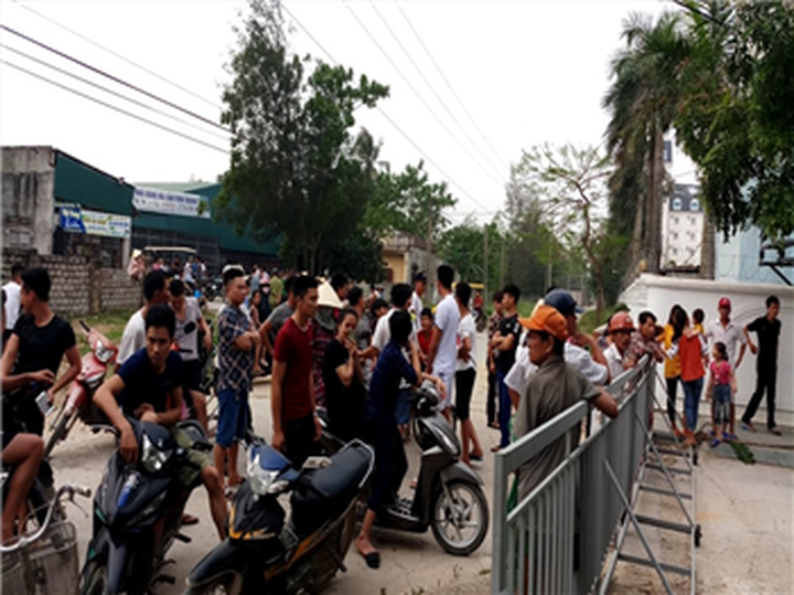 Thanh Hoa people protest against firm blocking sea access - 1 Thanh Hoa people protest against firm blocking sea access - 1