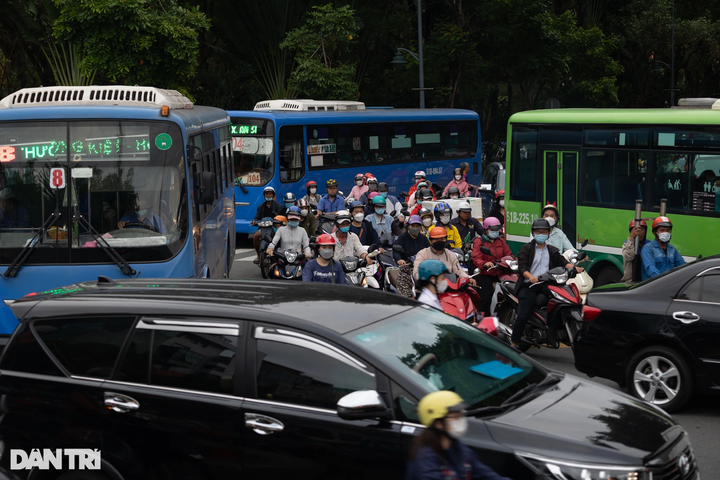HCM City streets face serious congestion ahead of Tet Holiday - 3