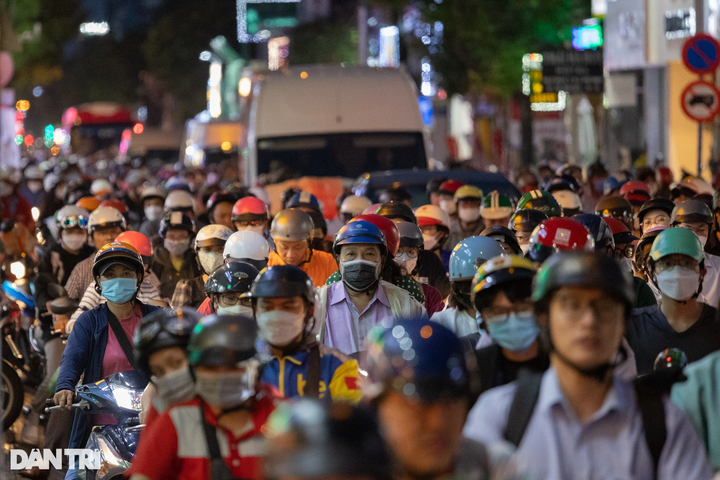 HCM City streets face serious congestion ahead of Tet Holiday - 11