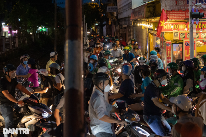 HCM City streets face serious congestion ahead of Tet Holiday - 10